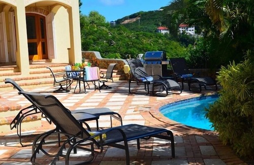 Contant Farms Villa | Reefside Villa: Full AC! Pool! Private sandy beach!