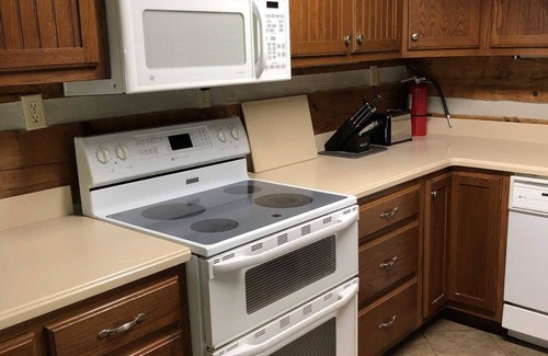 Wynnburg Cabin | Reelfoot Lakefront 3 Bedroom Cabin, Tons of Space, Enjoy the Fishing, Birds and Deck!