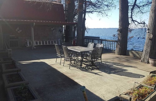 Wynnburg Cabin | Reelfoot Lakefront 3 Bedroom Cabin, Tons of Space, Enjoy the Fishing, Birds and Deck!