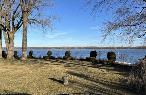 Outremont Cottage | Refuge en Bord de l'Eau : Évasion Naturelle au Charme Intemporel