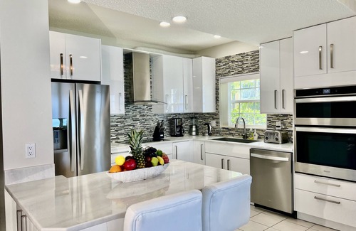 Seven Mile Beach Apartment | Regal Beach Club