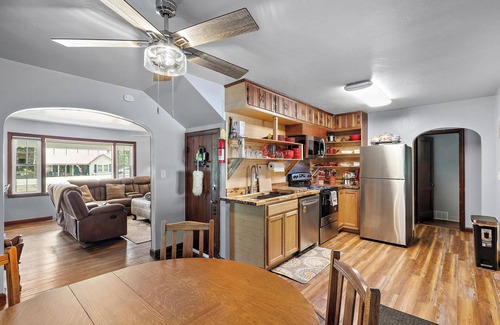 Foscoe House | Relax and enjoy the Hot tub and Sauna! We are close to everything!