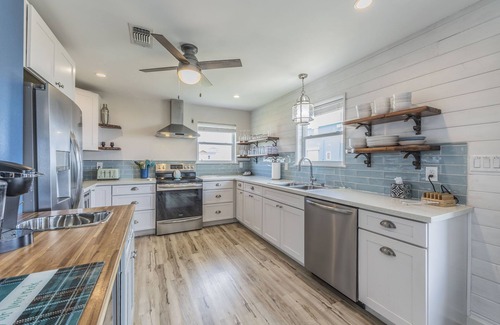 Galveston House | Relax and Listen to the Ocean at this UPDATED Dog-Friendly Property