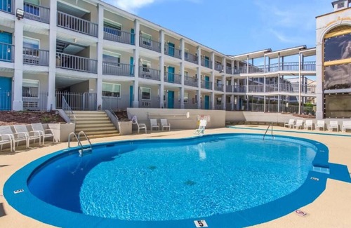 Merry Oaks House | Relax and Unwind! 3 Comfortable Units, Free Parking and Breakfast, Pool