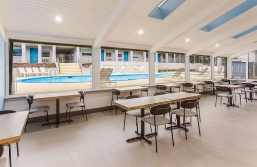 Merry Oaks House | Relax and Unwind! 3 Comfortable Units, Free Parking and Breakfast, Pool