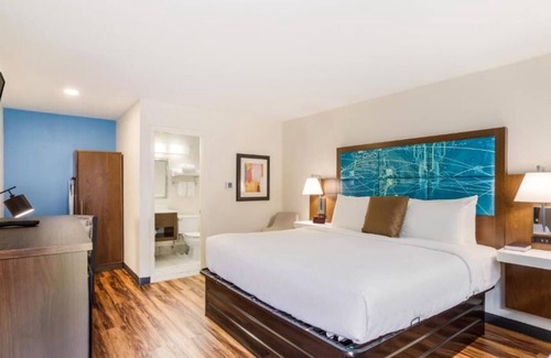 Merry Oaks House | Relax and Unwind! 3 Comfortable Units, Free Parking and Breakfast, Pool