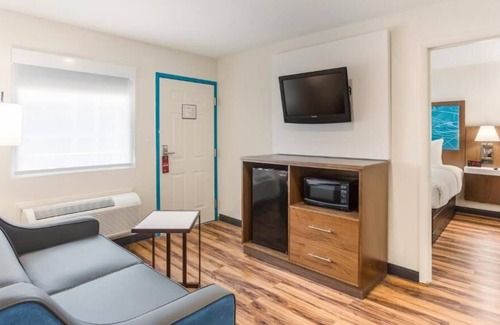 Merry Oaks House | Relax and Unwind! 4 Convenient Units, Free Parking, Easy Access to Downtown