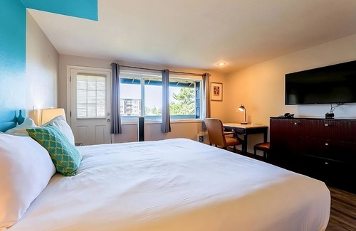 Seaside Hotel | Relax and Unwind! Pet-friendly Property, Free Parking, River View!