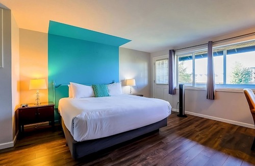 Seaside Hotel | Relax and Unwind! Pet-friendly Property, Free Parking, River View!