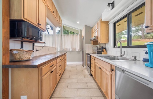 Bedford Cabin | Relax at a beautiful country getaway with a Luxury King bed and WiFi