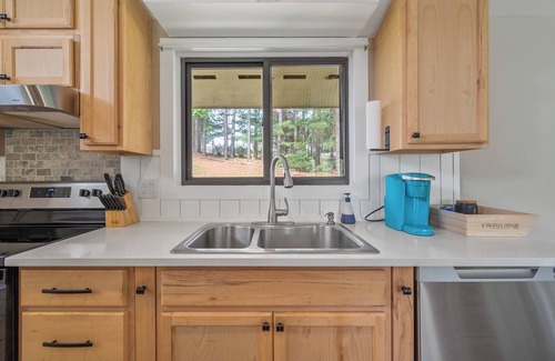 Bedford Cabin | Relax at a beautiful country getaway with a Luxury King bed and WiFi
