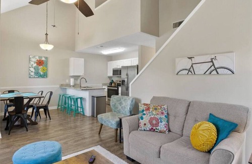 Ridgeland House | Relax by the Reservoir/Restrunts