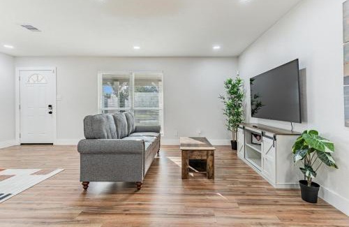 Central Southwest House | Relax & Enjoy, Spacious 3BR 2BA Patio & Garage