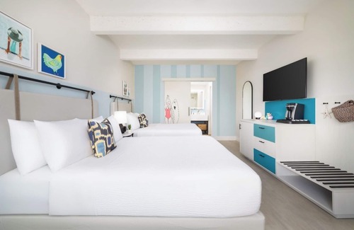New Town Hotel | Relax & Have Fun | Key West Poolside Stay w/Pools, Games & Comfort Eats