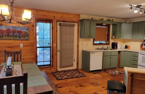 Tellico Plains Cabin | Relax in Seclusion at the 'Cozy Creekside Lodge' with Creekfront Sleeping Porch