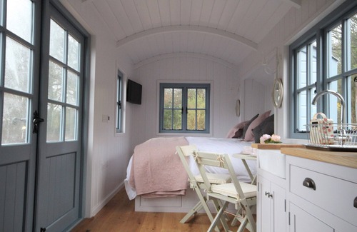 West Buckland Cabin | Relax in The Old Rose Shepherd Hut and Hot Tub !