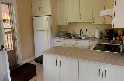 Val-des-Monts Cottage | Relax on the Shores of Charming Lac McArthur