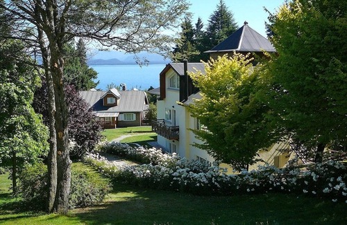 San Carlos de Bariloche Hotel | Relax & Recharge: Family-Friendy Room with Amazing Natural Views with Game Room