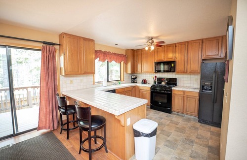 Pioneer Trail House | Relax,Recharge and Explore Hot Tun Included in beautiful South Lake Tahoe