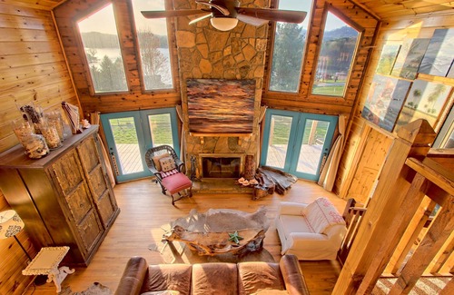 Hayesville Cottage | RELAX! RELAX! Emaline's Cottage @ Lake Chatuge.."Bright, airy and comfortable!"