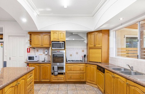 Reinscourt House | Relax with the whole family at this Holiday Mansion.