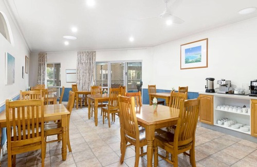 Reinscourt House | Relax with the whole family at this Holiday Mansion.