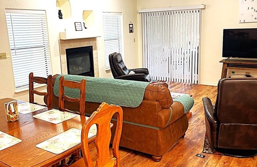Alto Condo | Relax with the whole family or group of friends at this cozy Behr Hideout!