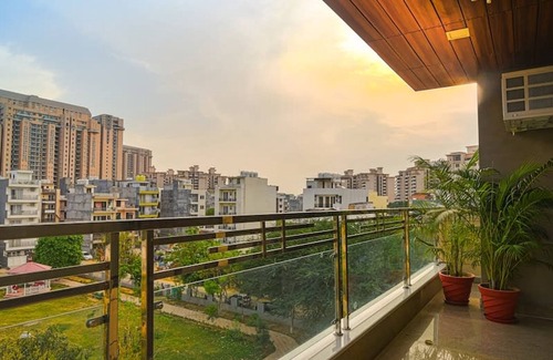 Gurugram Apartment | Relaxing 1 Bhk Service Apartment With Balcony Gym