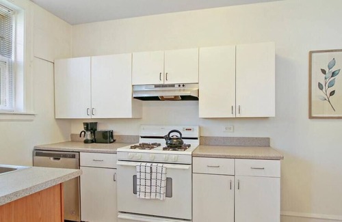 Skokie Apartment | Relaxing 1BR Apt in Downtown Skokie