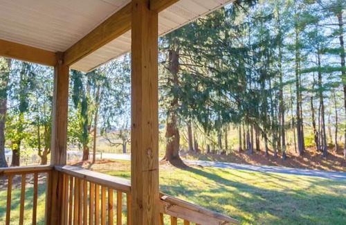 Old Town House | Relaxing 3/2 House Family Friendly & Pet Friendly with huge picnic pavilion
