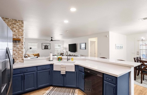 Austin House | Relaxing 3BR Austin stay with BBQ & Backyard