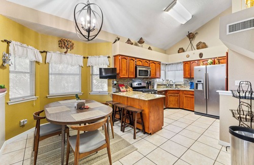 Northeast El Paso House | RELAXING 4 BDR HACIENDA W/FUTURISTIC SHOWERS