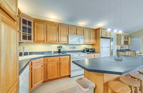 Chocowinity House | Relaxing 4 BR River Getaway w/Boat Dock!