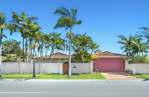 Robina House | Relaxing 4BR Robina Escape with Parking and Pool