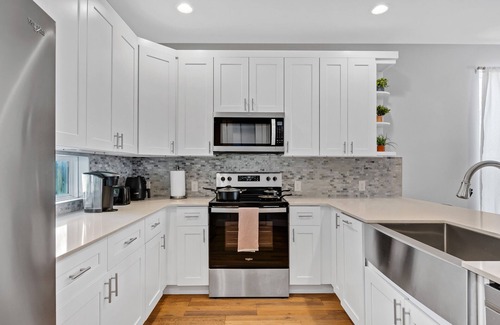 University Hills and Windsor Park House | Relaxing 4BR Stay - 5 Mins to DT - Quiet & Central!