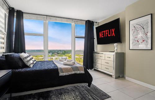 Galt Mile Apartment | Relaxing Beach Escape - Oceanfront Pool and Tiki