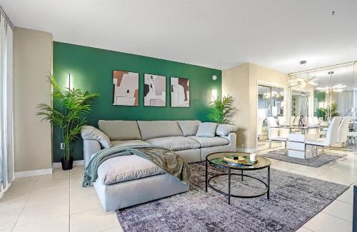 Galt Mile Apartment | Relaxing Beach Escape - Oceanfront Pool and Tiki
