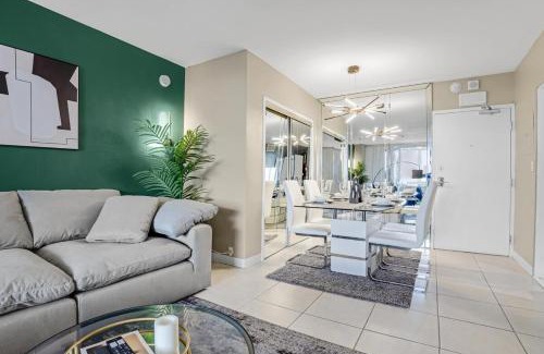 Galt Mile Apartment | Relaxing Beach Escape - Oceanfront Pool and Tiki