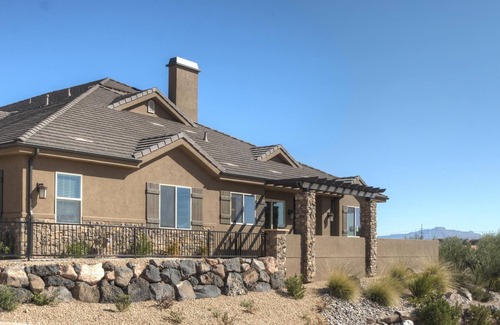 Washington House | Relaxing, Coral Ridge R&R! Pools Across the Street. Overlooking the Fish Pond