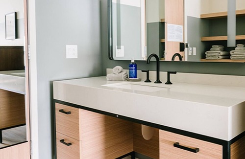 Moab Hotel | Relaxing Couple Retreat | Dog-friendly & Free Parking| Downtown Stay