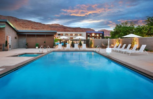 Moab Hotel | Relaxing Couple Retreat | Dog-friendly & Free Parking| Downtown Stay