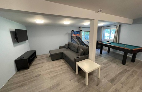 Wasaga Beach House | Relaxing Fall getaway/games room