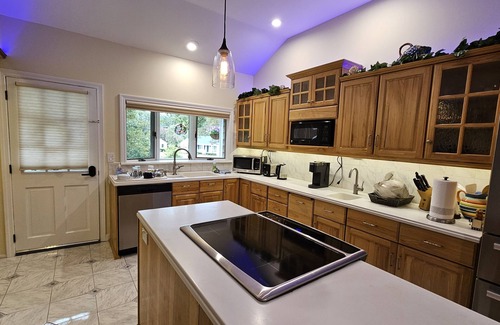 Yarmouth Port House | Relaxing family getaway, near beaches, farm and golf! Fire pit/Deck/Patio