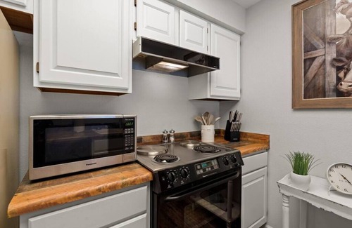 Skyline Bel Air Estates Condo | Relaxing Foothills Getaway