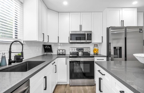 Victoria Park House | Relaxing Getaway - Minutes to Beach, Las Olas & DT