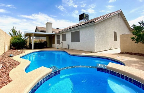 River Mountain House | Relaxing getaway in Henderson *near lake mead* HEATED POOL/SPA with bbq grill