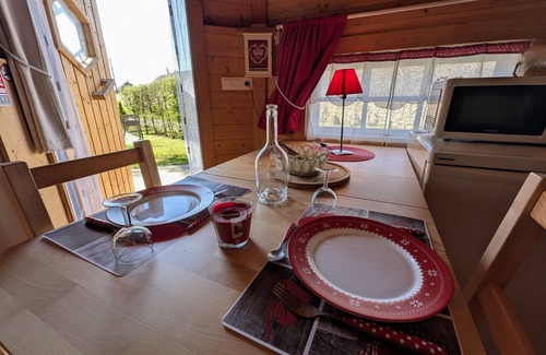 Mantoche Cottage | Relaxing getaway in red kota by the Saône
