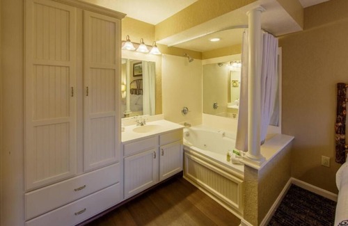 South Lee Hotel | Relaxing Getaway: Pools, Games & Movie Nights