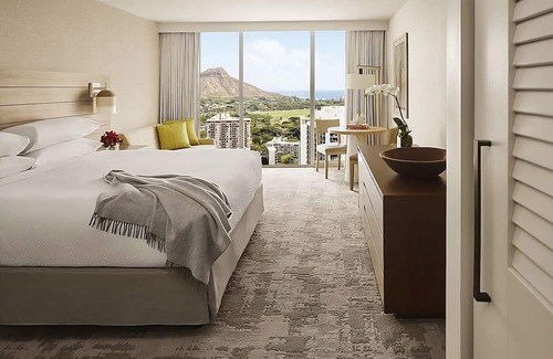 Waikiki Resort | Relaxing Hideaway! Pets Allowed, Oceanfront, 2 Pools, 2 Restaurants and Pools