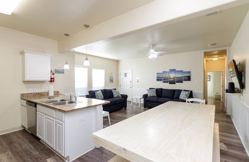 Corpus Christi House | Relaxing Island Escape w/a Heated Pool, Private Patio, and Close to the Beach